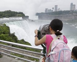 Лондонские фонтаны и Ниагарский водопад цветом известят о поле королевского ребенка