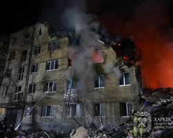 Разбомбленный подъезд, из-под завалов достают тела людей: последствия удара РФ по Харькову (видео)