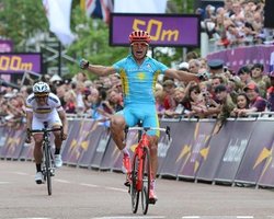 Велосипедист Александр Винокуров выиграл Олимпиаду