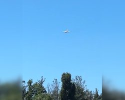 Уперше з початку війни: у небі над Києвом побачили літак (відео)