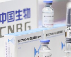 Испытано на арабах. Что за вакцину разработал Китай и почему тестирует ее на других