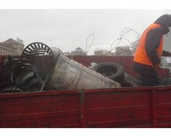 Коммунальщики убирают палаточный городок на Майдане Незалежности в Киеве