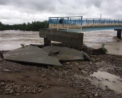 Возле Калуша река разрушила мост, который строили 7 лет после наводнения-2008