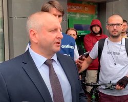 Мэр белорусского города Жодино вышел к людям и пообещал убрать ОМОН