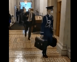 По новой процедуре: Джо Байдену передали ядерные чемоданчики (видео)