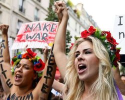 FEMEN отметили открытие парижского офиса антиисламским шествием