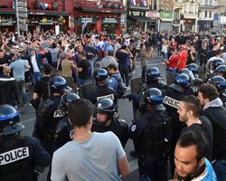 Полиция Франции всю ночь боролась с футбольными фанатами, 50 раненых