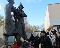 В Днепропетровске открыли памятник комсомольцам