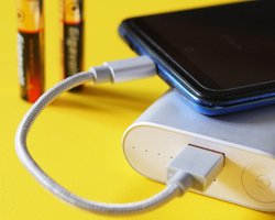 Електрика для смартфонів одним дотиком: в Індії створили новий генератор енергії