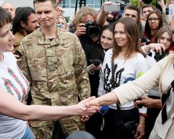 Первое интервью Надежды Савченко в аэропорту