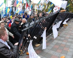 Возле Рады опять ломают забор