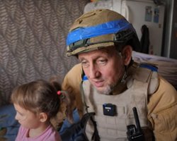 Українські військові врятували дівчинку в Суджі, яка бігала мінним полем (відео)