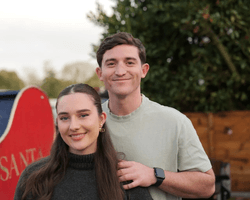 Пара живе на острові посеред мегаполіса та щодня плаває човном (фото)