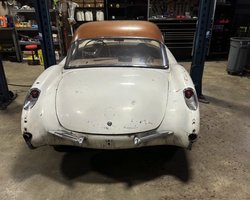 В старом сарае обнаружили культовый американский спорткар 50-х за $80 000 (фото)