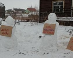 В России полицейские составили протокол за "массовый пикет снеговиков"