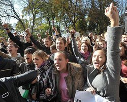 Протесты в Украине возглавят образованные и состоятельные,-опрос