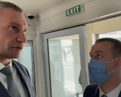 "Силой прорываться не буду": Кличко не пустили встретить Ангелу Меркель в аэропорту (видео)