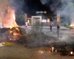 В США вновь протесты: полицейские Атланты застрелили афроамериканца