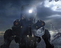 Кинопремьеры недели: фантастика Гильермо дель Торо Тихоокеанский рубеж, Гадкий я 2, боевик с Сиршей Ронан и комедия