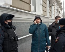 В Москве накануне митингов задержали главреда "Медиазоны", который гулял с сыном (видео)