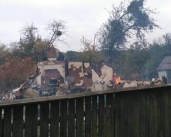 В сети появились фото пострадавшего от взрывов снарядов села Августовка Ичнянского района