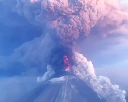 Сразу восемь вулканов на российской Камчатке "проснулись" после мощного землетрясения: что известно (видео)