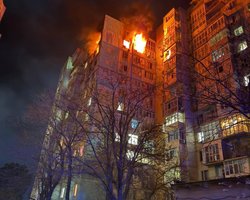 РФ вдарила по Одесі дронами: дві житлові багатоповерхівки пошкоджені та горять (відео)