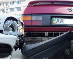 В Киеве девушка протаранила на светофоре три иномарки