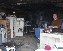 "Я обрел покой": отец троих детей потерял дом и переехал от семьи в пещеру (фото)