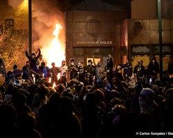 "Нет справедливости, нет мира": в Миннеаполисе протестующие сожгли полицейский участок