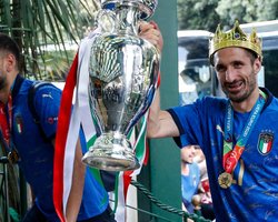 З короною на голові: як зустрічали збірну Італії в Римі після перемоги на Євро (фото)