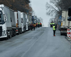 Поляки снова перекрыли два КПП на границе с Украиной: пропускают ли автобусы и легковушки