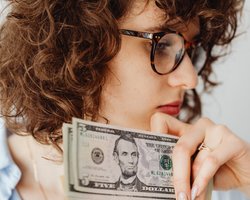 Сколько стоит доллар и евро в обменниках — курс валют 24 февраля