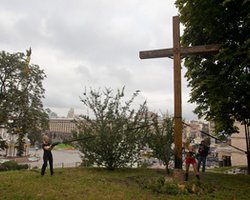 Против активисток FEMEN, спиливших крест, возбуждено уголовное дело