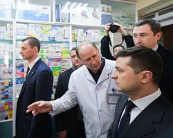 "Под угрозой увольнения 50 тыс. врачей". Зеленский раскритиковал второй этап медреформы