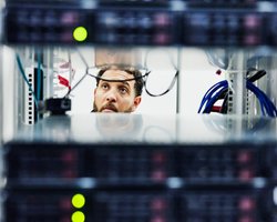 Пострадали банки, "Дія" и "Нова пошта": все, что известно о сбое онлайн-сервисов Украины