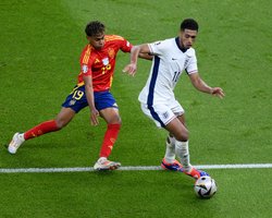 Тренд Евро-2024: зачем футболисты прорезают дырки в носках?