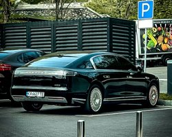 Їздить боком і коштує $140 000: в Україну привезли китайський Rolls-Royce (відео)
