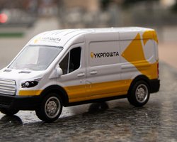 Від "буханки" до Toyota Land Cruiser: "Укрпошта" виставила на продаж 316 авто (фото)