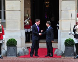 Кэмерон подарил Саркози гильзу снаряда, выпущенного британским эсминцем по Ливии