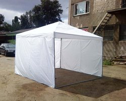 В Харькове мужчина украл стол и стул из агитпалатки