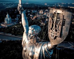 Меч, щит і міфи: що приховує "Батьківщина-мати" — хранителька головного Тризуба України