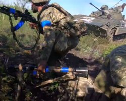 Бойцы 28 бригады ВСУ продвигаются под вражеским огнем в районе Бахмута (видео)