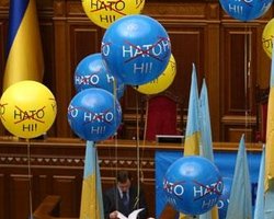 Симоненко напомнил Януковичу о шариках с надписью НАТО – нет!