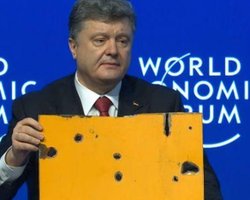 Порошенко в Давосе показал символ российского терроризма