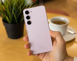 Новый бюджетник или трехлетний флагман: какой смартфон оказался лучше (видео)