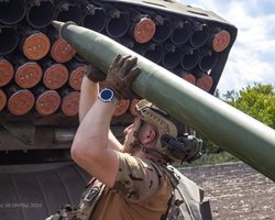 Продолжаются тяжелые бои: Сырский доложил Зеленскому о ситуации под Покровском и Торецком