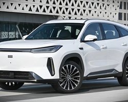 Багате оснащення і витрата 3,3 л/100 км: Geely показала доступний сімейний кросовер (фото)