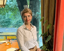 Хто має заходити у ліфт першим? 6 каверзних питань до наставниці з етикету