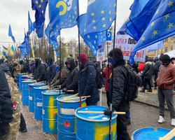 Распитие чая и игра на "барабанах". Что происходит на митинге в поддержку Порошенко под судом (фото)